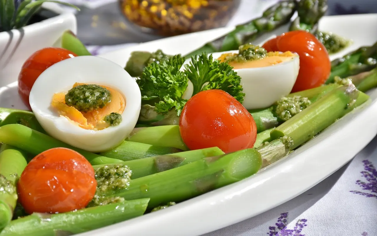 Assiette d’asperges, d’œufs mollets et de tomates cerises