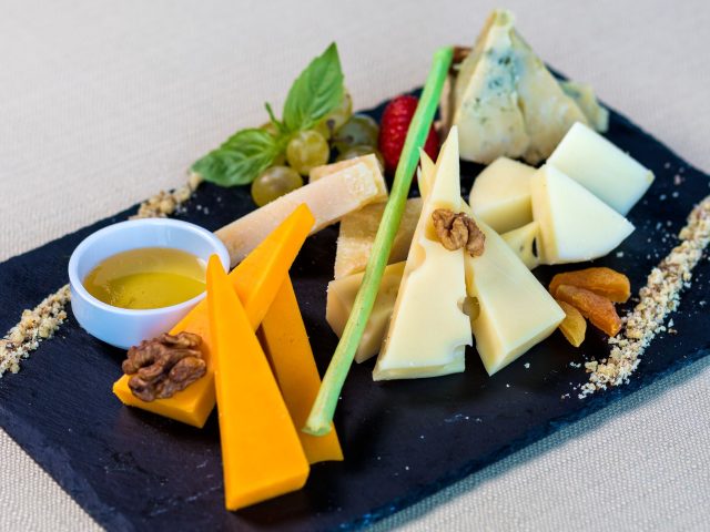 Comment savourer le camembert sans compromettre l’équilibre alimentaire ?