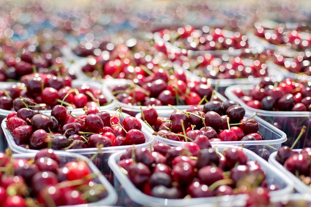 Fruits conservés dans des barquettes en plastique